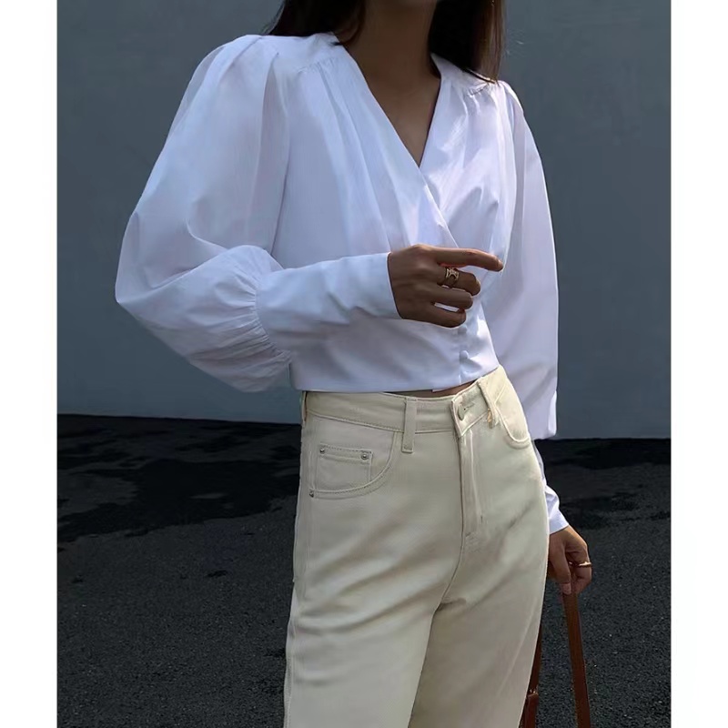 ホワイトVネックの長袖シャツの女性デザインセンスニッチ新しい薄いランタンスリーブトップ